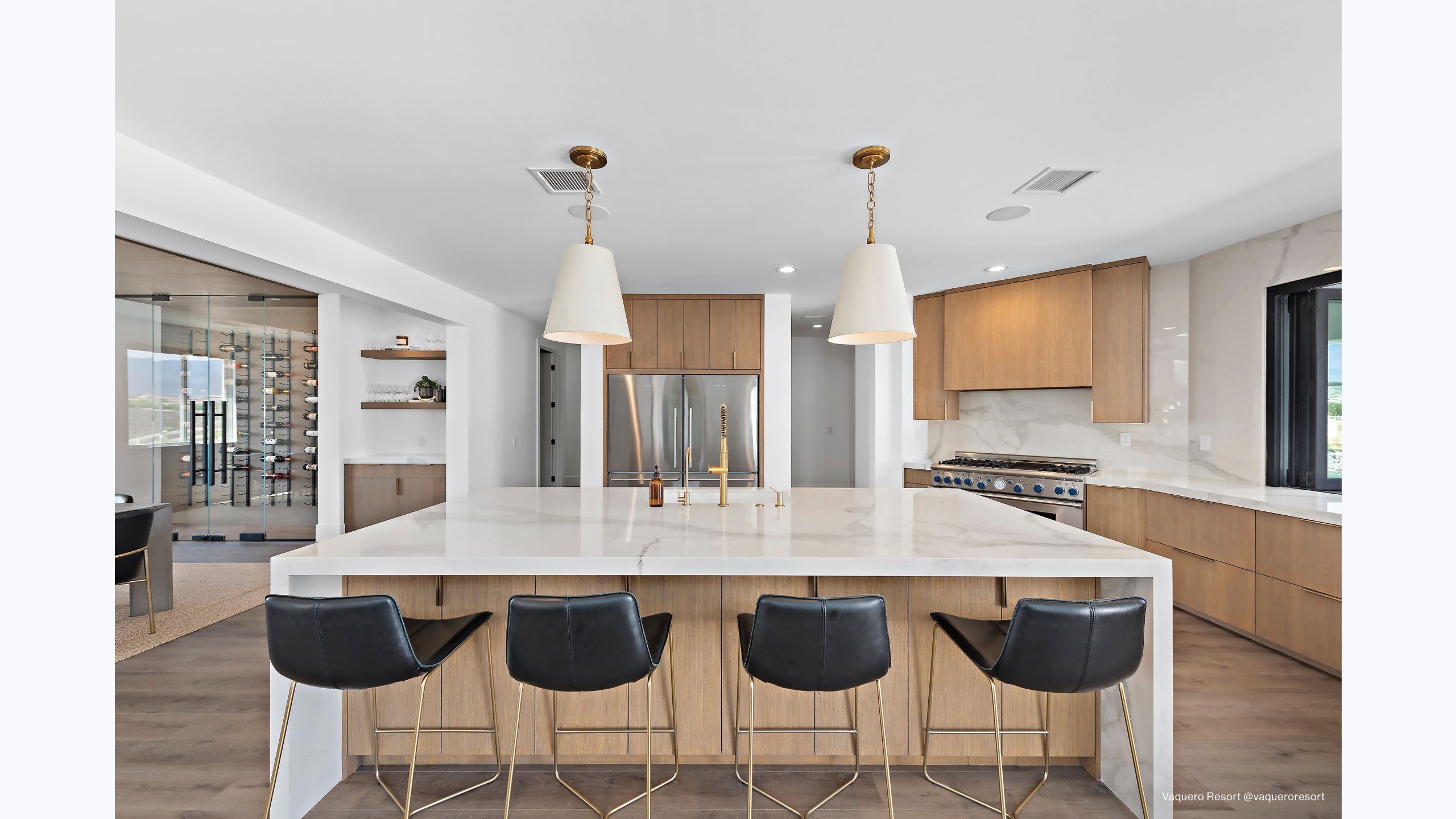 Magnifica Encore 60" x 126" - 12mm Polished Bookmatch Porcelain Slab in Calacatta Super White alt image